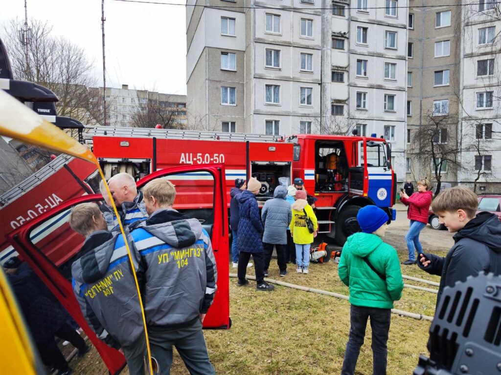 НЕОБЫЧНАЯ ТРУДОВАЯ АКЦИЯ ПРОШЛА В МОСКОВСКОМ РАЙОНЕ -